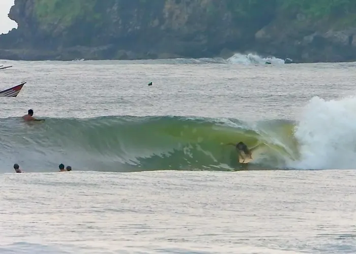 Medewi Secret Surfcamp 4*